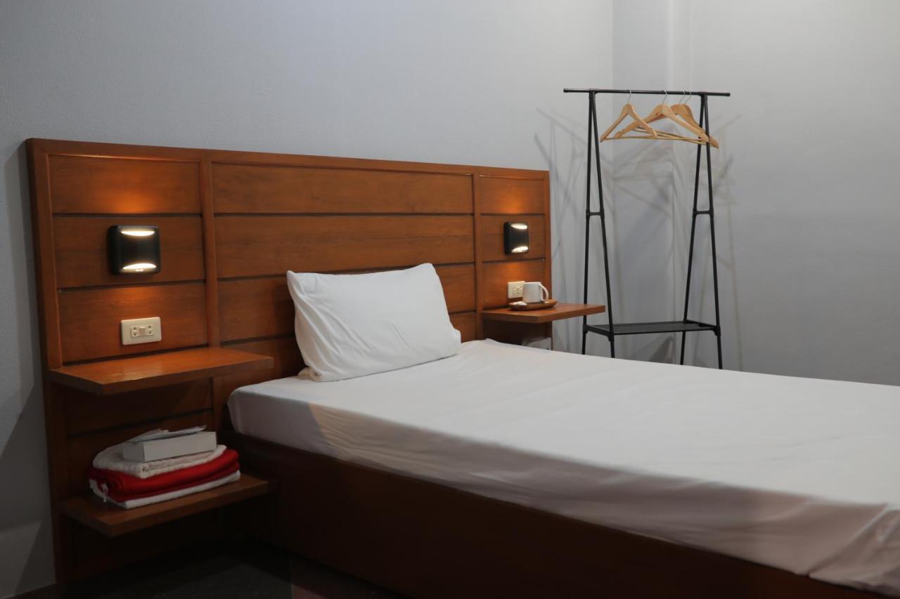 Cerca Hotel Balabag  Exteriör bild